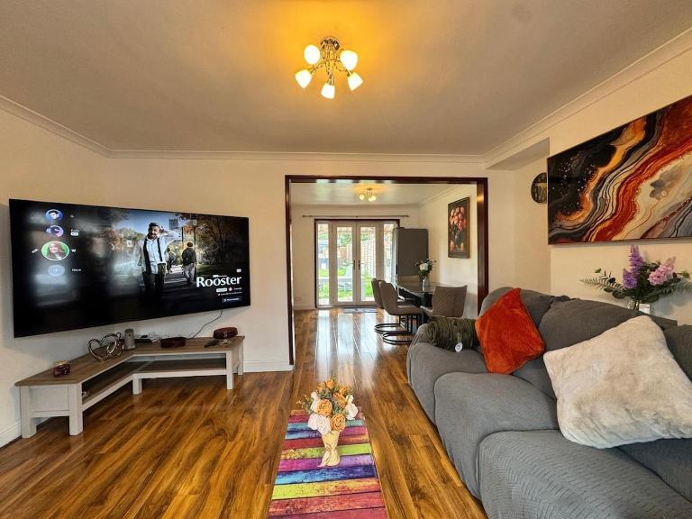 Entire Home Near Gatwick with Free Parking - Chambres d'hôtes Ifield