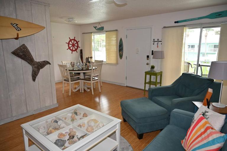 Surf Shack - 2BR w/ Pool, Walk to Flagler & Beach - B&B New Smyrna Beach