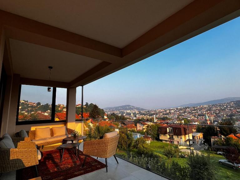 Urban Oasis Sarajevo - Panoramic View near Old Town - Bed and Breakfast Sarajevo