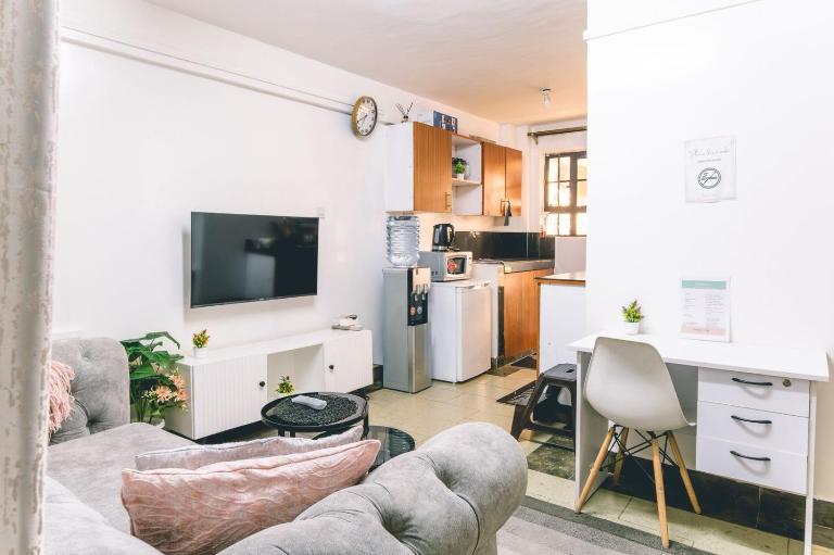 Cozy 1BR with Kitchen Balcony and Wi-Fi near CBD - B&B Nairobi