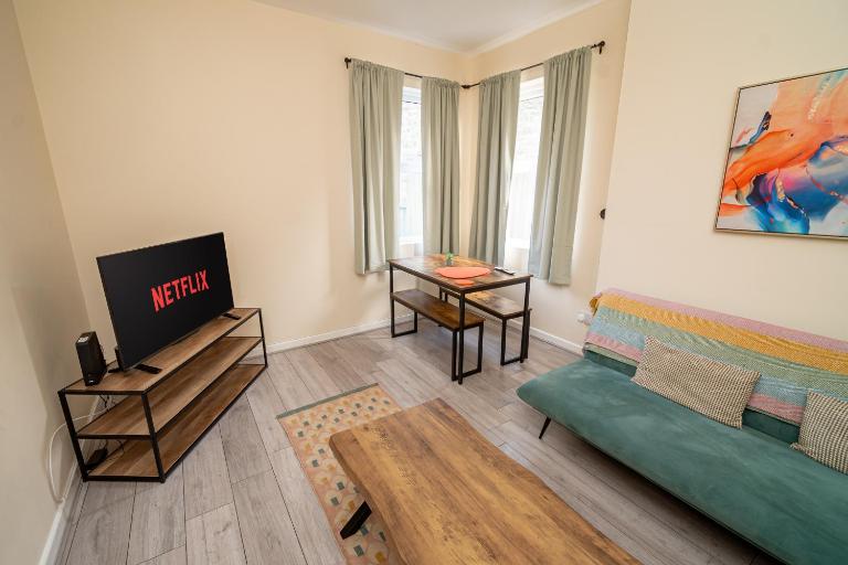 5BR in Swansea - Sleeps 10 with WIFI & Parking - B&B Scleddau
