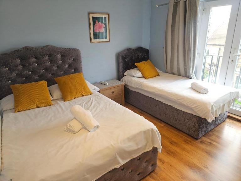 Nice 3 Bedroom Apartment - Ealing - Bed and Breakfast Londen
