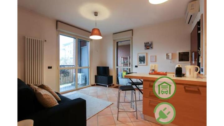 Garage Included, Bright Apartment with Terrace - Ferienwohnung Mailand