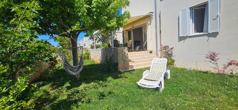 Sunny Lena Premium Family Apartment with Garden, Close to Beach & Pool - B&B Petrcane