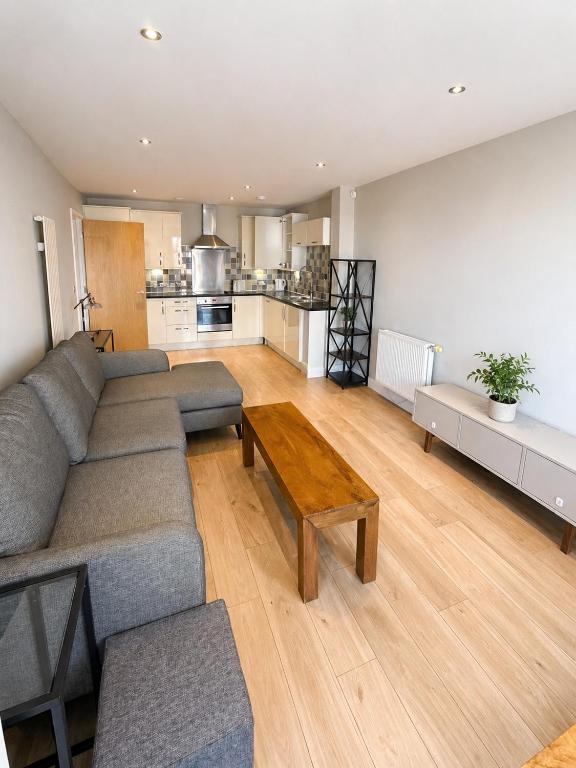 Modern 2BR Flat W balcony & 2 Bathrooms - Ferienwohnung Enfield