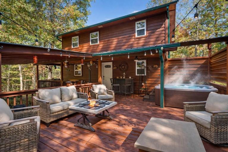 Cozy Hot Tub Cabin • Fire Pit • Near Blue Ridge - B&B Blairsville