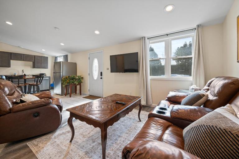 Stylish 2-bedroom Updated Village Getaway - B&B Lake George