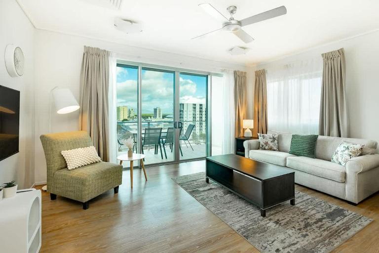Cairns Lookout - Waterfront Views with Pools & Gym - B&B Cairns