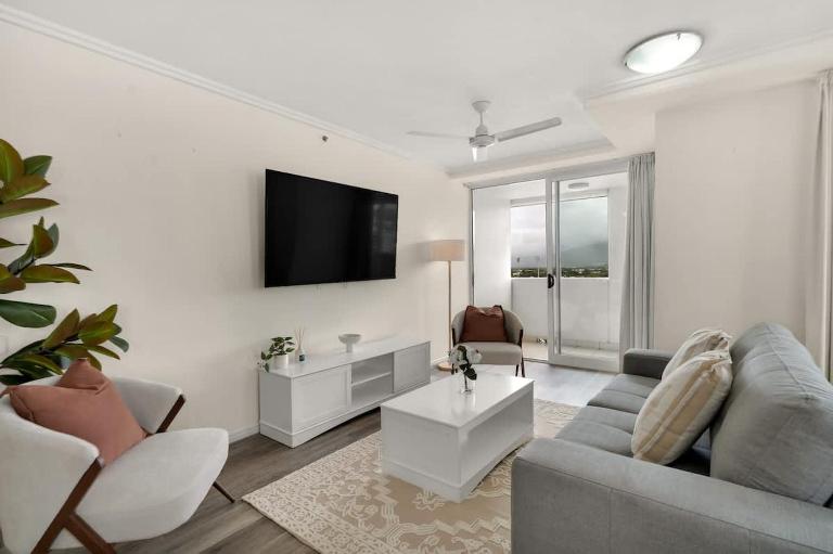 Spacious Cairns Stay - Walk to Esplanade plus Parking - Ferienwohnung Cairns