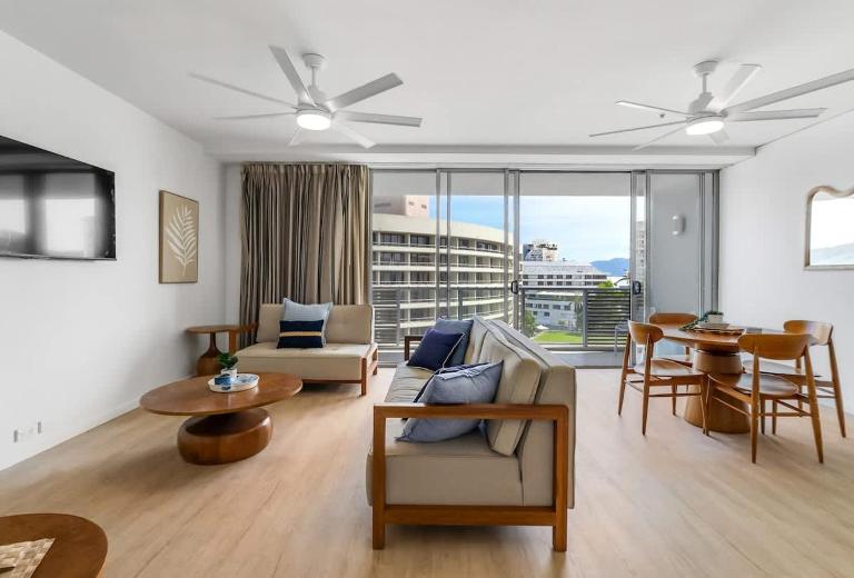 Marina Vista - Waterfront Stay near Dining and Markets - Bed and Breakfast Cairns