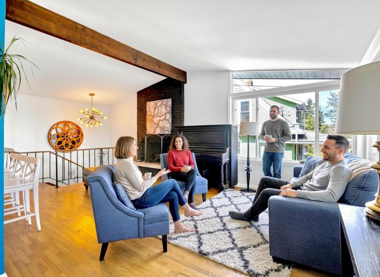 Rainier Beach 6BR and 3BA Spacious Lake View Home, 15min FIFA World Cup Ready, Fireplaces & Nearby Amenities - Bed and Breakfast Seattle