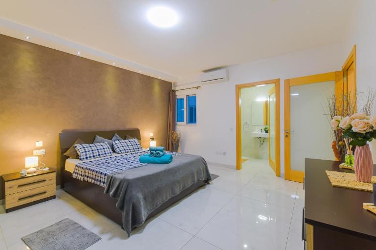 New Spacious Apartment with Amazing View Bugibba - Chambres d'hôtes San Pawl il-Bahar