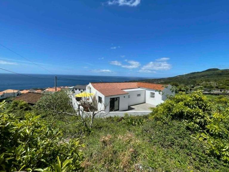 2 bed Oceanview Villa Wood-Fire BBQ Washer Dryer - Chambres d'hôtes São Mateus