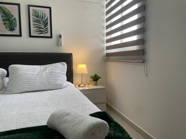 Apartamento cerca al aeropuerto con 3 habitaciones - Bed and Breakfast Cartagena