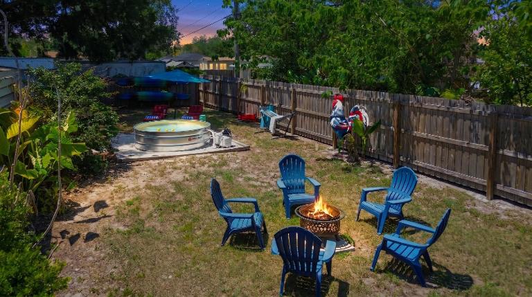 Spacious 4 bedroom 3 bath Clearwater Vacation House Cowboy Pool Fire Pit Games Close to Clearwater Beach Biking Trail Farmers Markets Harbor Health Spa Baycare Ballpark and Ruth Eckerd Hall Golf Courses - Chambres d'hôtes Clearwater