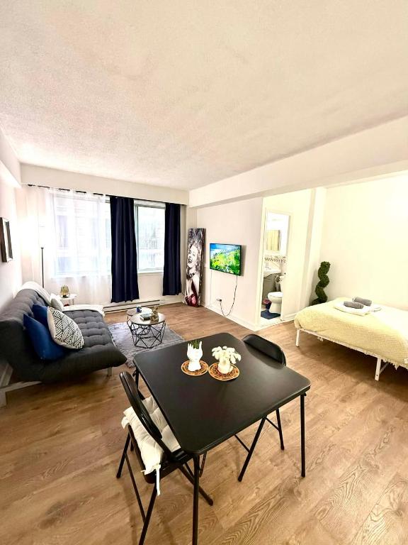 The Marlyn Monroe up to 4 persons studio in heart of downtown Montreal near subway - B&B Montreal