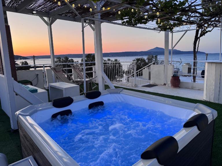 Kyma Haven Beachfront with Rooftop Jacuzzi - Bed and Breakfast Kalyves