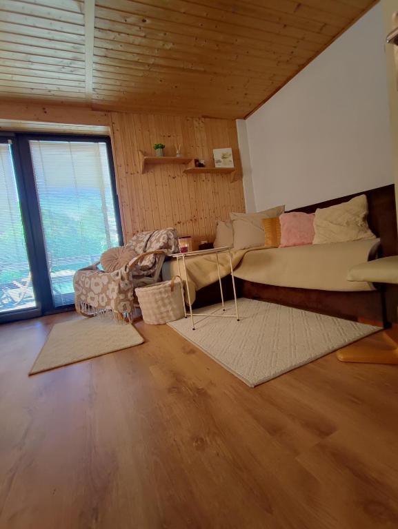 Chata s výhledem a šumící řekou a bazénem - B&B Sentice