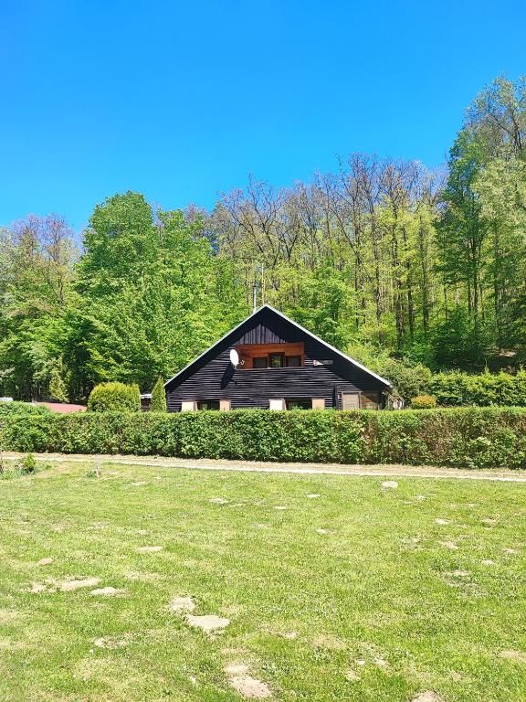 Chata s výhledem na šumící řekou a bazénem - B&B Sentice