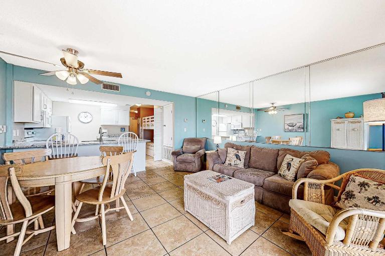 Ground-floor condo with entertainment shared pool hot tub - near beach - B&B Fort Morgan