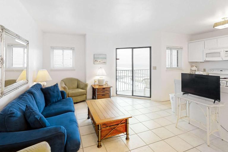 Sunny Gulf View Condo w Balcony WiFi AC & Shared Pools Hot Tubs Tennis - B&B Fort Morgan