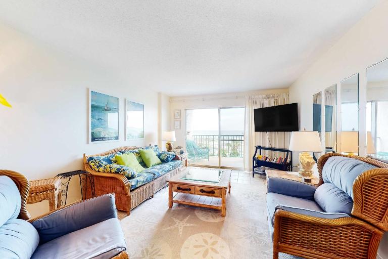 Oceanfront condo with Gulf-view balcony beach access pool WiFi & central AC - Chambres d'hôtes Fort Morgan