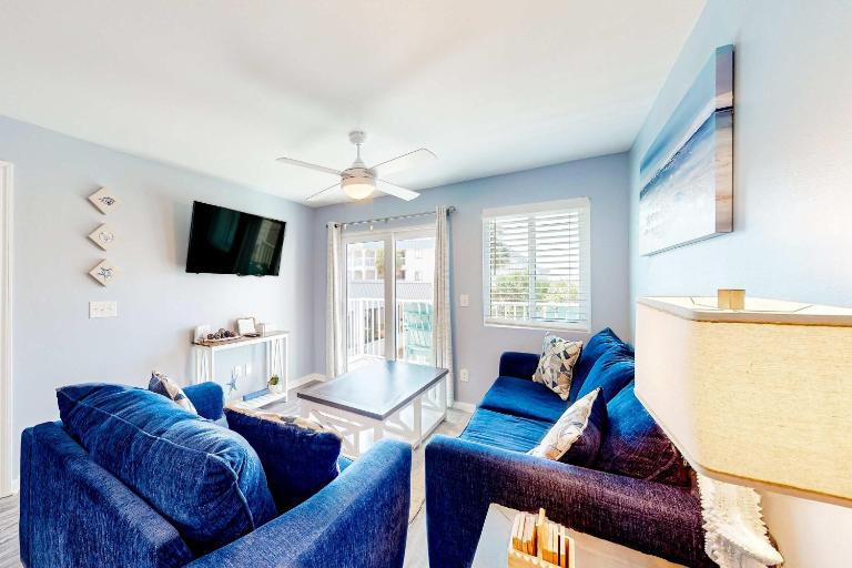 Beachfront condo with private balcony pools tennis gyms & saunas - B&B Gulf Shores