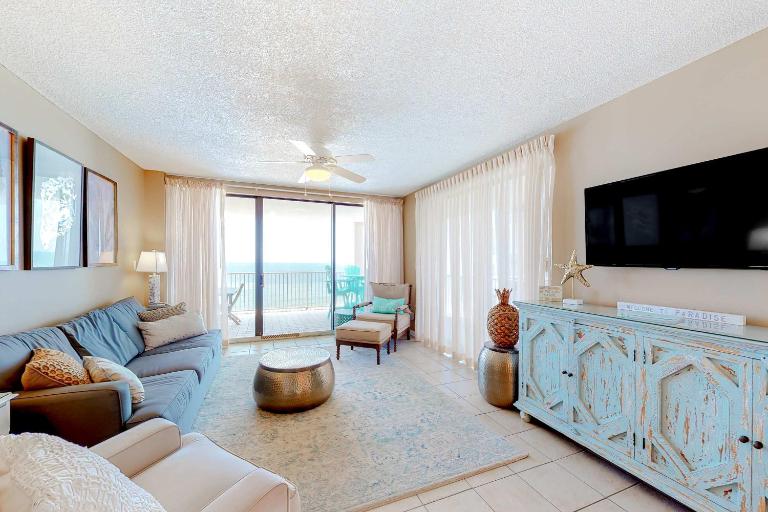 Large beachfront condo with views from private balcony and shared hot tub & pool - Ferienwohnung Orange Beach