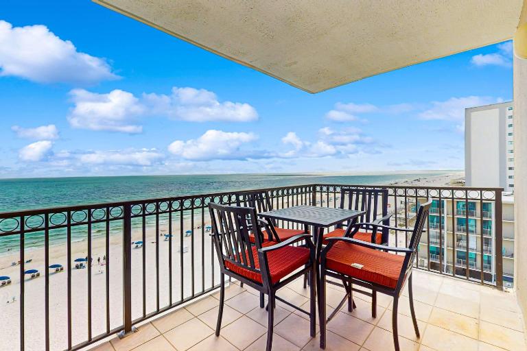 Beachfront condo with shared pool outdoor shower and beach access - B&B Gulf Shores