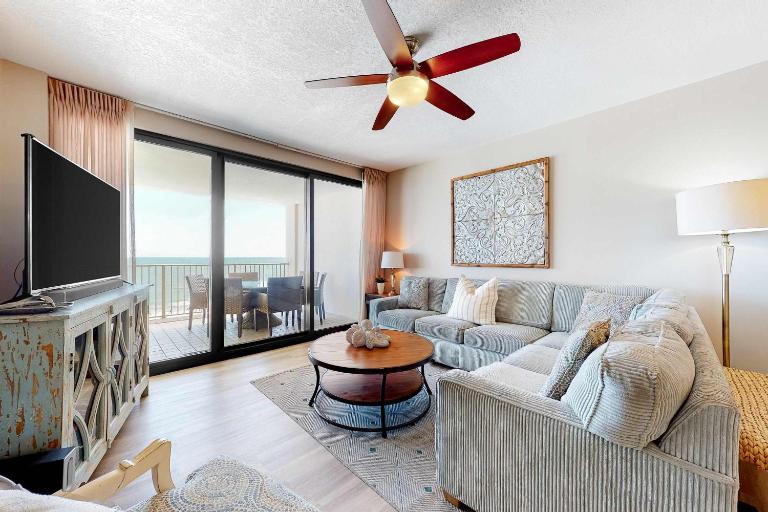 Gulf-front condo with shaded deck AC pools hot tub tennis & Gym - Chambres d'hôtes Orange Beach