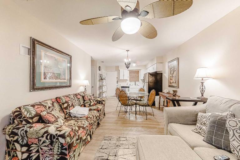 Snowbird-Friendly Condo with Private Balcony Gas Grill Jetted Tub Shared Pool - Chambres d'hôtes Orange Beach