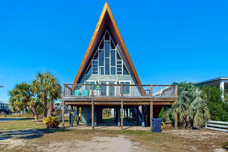 Unique beachside A-frame with porches fantastic views & ocean access - Bed and Breakfast Dauphin Island