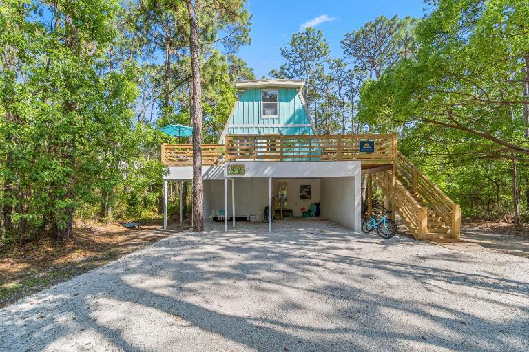Charming A-frame with whimsical decor WiFi decks sunroom W&D & AC - dogs OK - B&B Dauphin Island