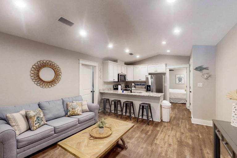 Modern island gem with perfect location WiFi central AC full kitchen & W&D - B&B Dauphin Island