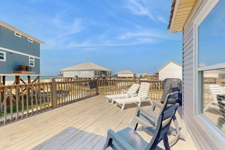 Updated Dog-Friendly Home with Free WiFi Beach Views Covered Porch Washer Dryer - B&B Dauphin Island