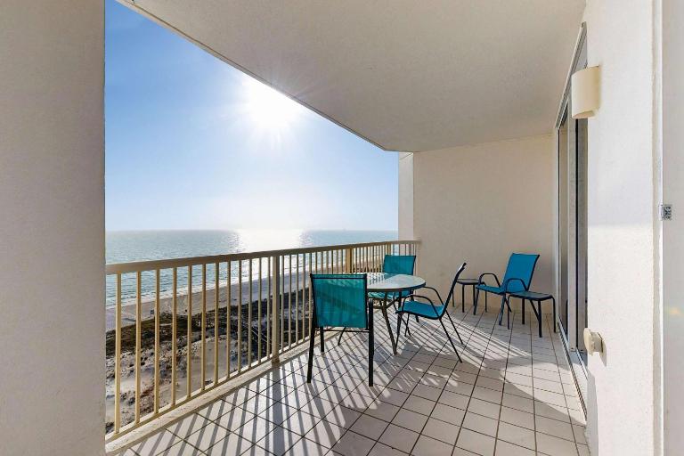 Spacious beachfront condo with full kitchen shared pool and beach access - B&B Gulf Shores