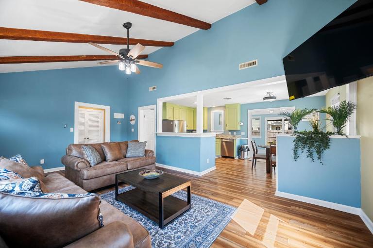 Family Beach House - Sleeps 6 - 2 Blks - 6 Parking - B&B Virginia Beach
