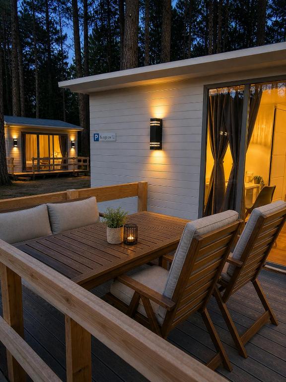 Premium Bungalow Ferienwohnung auf Rügen - bis 5 Personen - nur 100m zum Naturstrand - mitten im Wald - Familien und Hunde herzlich willkommen - Feriensiedlung Schwalbennest - Chambres d'hôtes Dranske