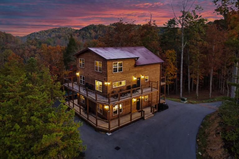 Luxury Arcade Cabin with Hot Tub and Mountain Views Sleeps 12 - B&B Pigeon Forge