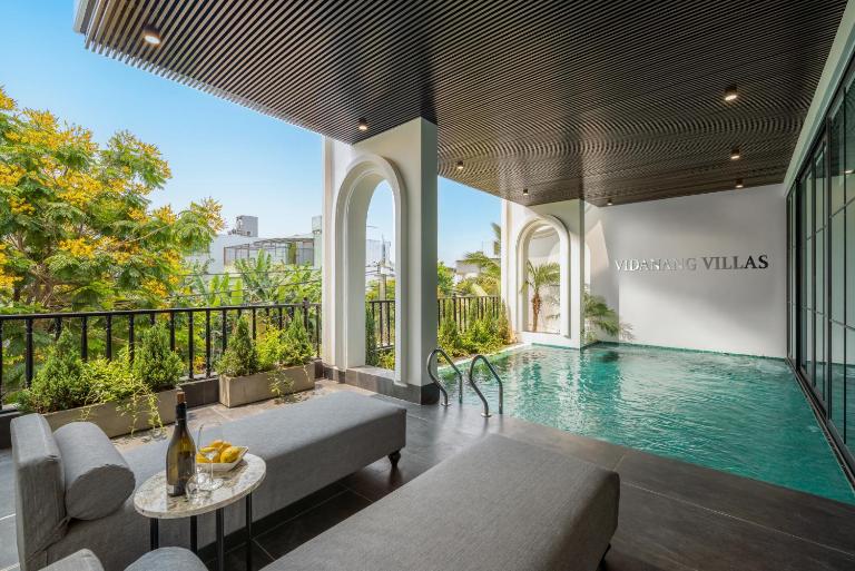 Vidanang Luxury Indochine Villas - 5 Bedrooms - Pool- Jacuzzi - Sauna - Karaoke - Bed and Breakfast Da Nang