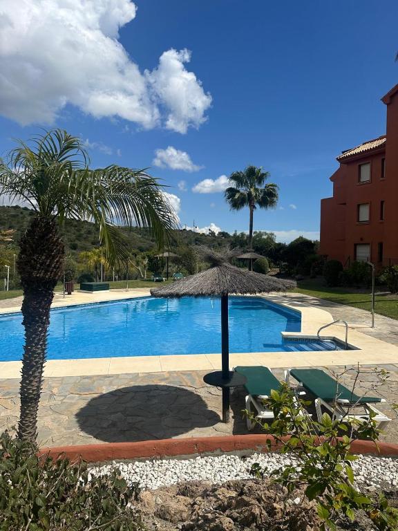 Estepona apartamento en planta baja con jardín privado y siete piscinas - Bed and Breakfast Estepona