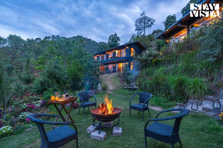 Leopard's Haus by StayVista - 4BHK Pet-Friendly Villa with BBQ - B&B Kasauli