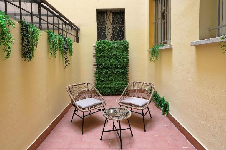 Loft Two Towers Historic Center - 2 BR 2BA - Patio - B&B Bologna