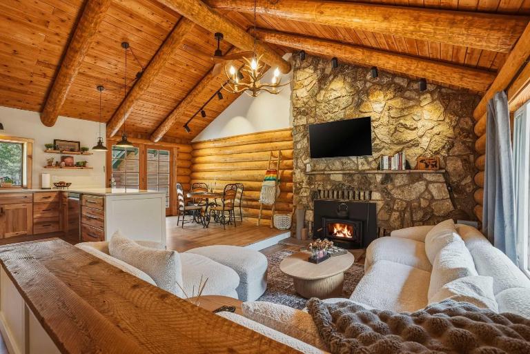 Lucky Logger Cute and Cozy Cabin Getaway - B&B La Pine