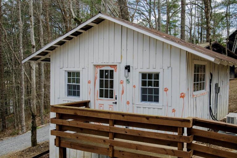 Chic Retreat: Glamping Fun Awaits You and Your Besties in Tracy City, TN - B&B Tracy City