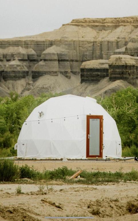 The Perfect Romantic Retreat Spot: Gorgeous Dome near Capitol Reef National Park, Utah - B&B Caineville