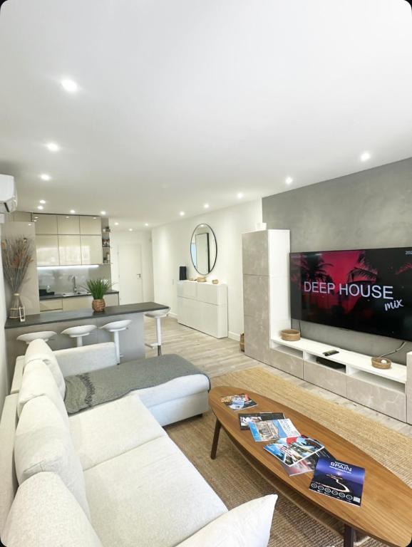 Luxurious 3Bedroom 2 BATH 110 m Apartment Adjoining Hotel Martinez Beachfront - Bed and Breakfast Cannes