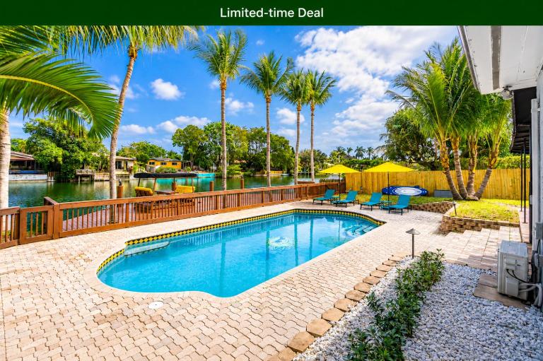 Waterfront Pool Home Games, 10 min to Beach - B&B Fort Lauderdale