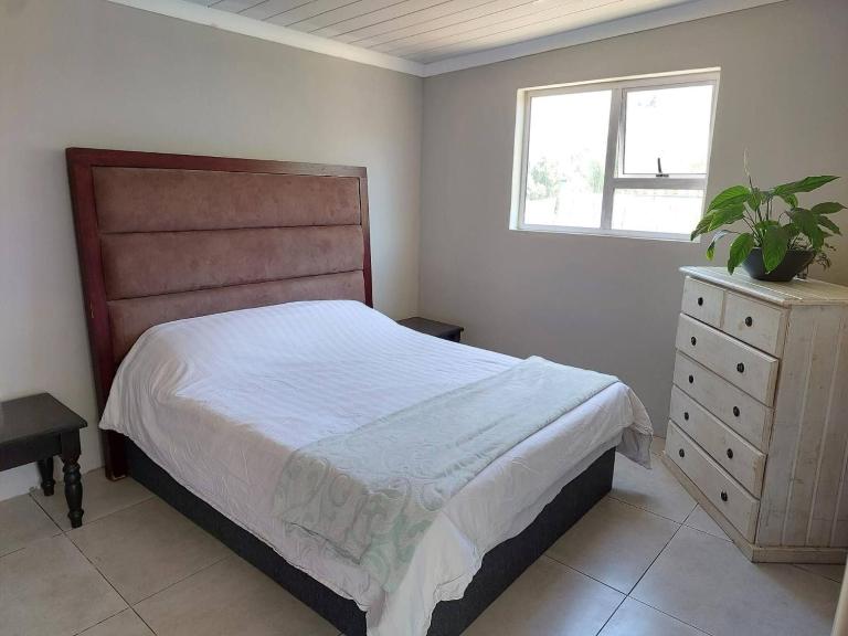 Charming 3-Bedroom Holiday Cottage in Somerset West - B&B Cape Town