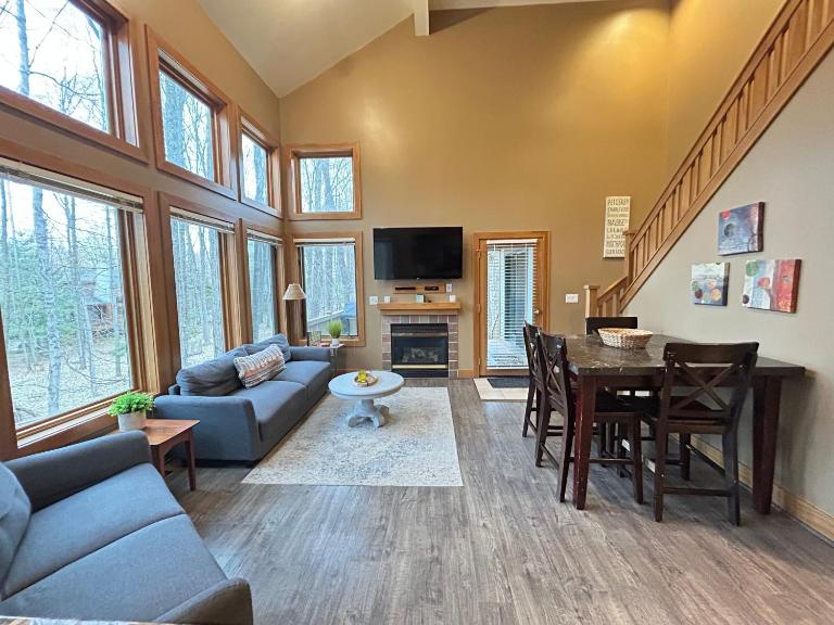 Ski-In 5BR Retreat at Boyne Mtn - Walk to Lifts & Fun! - B&B Boyne Falls